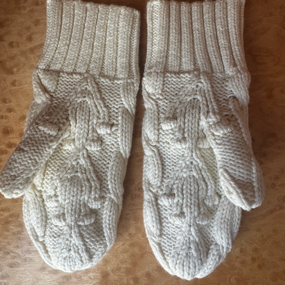 Cozy Cable Knit Mittens in Cream  - M kids or Small Wonens - NEW
